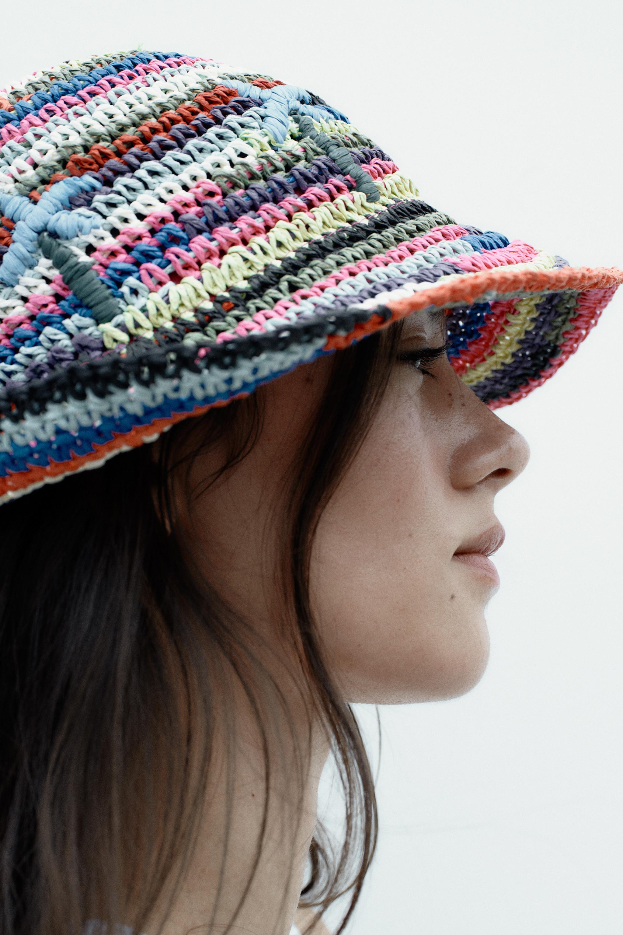 MULTICOLORED BRAIDED BUCKET HAT